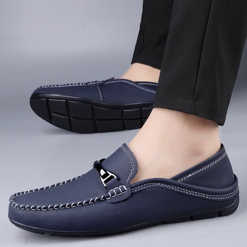 Elegante Herren Loafer mit markantem Metall-Akzent. Stilvolle und komfortable Business- & Freizeitschuhe in Schwarz.