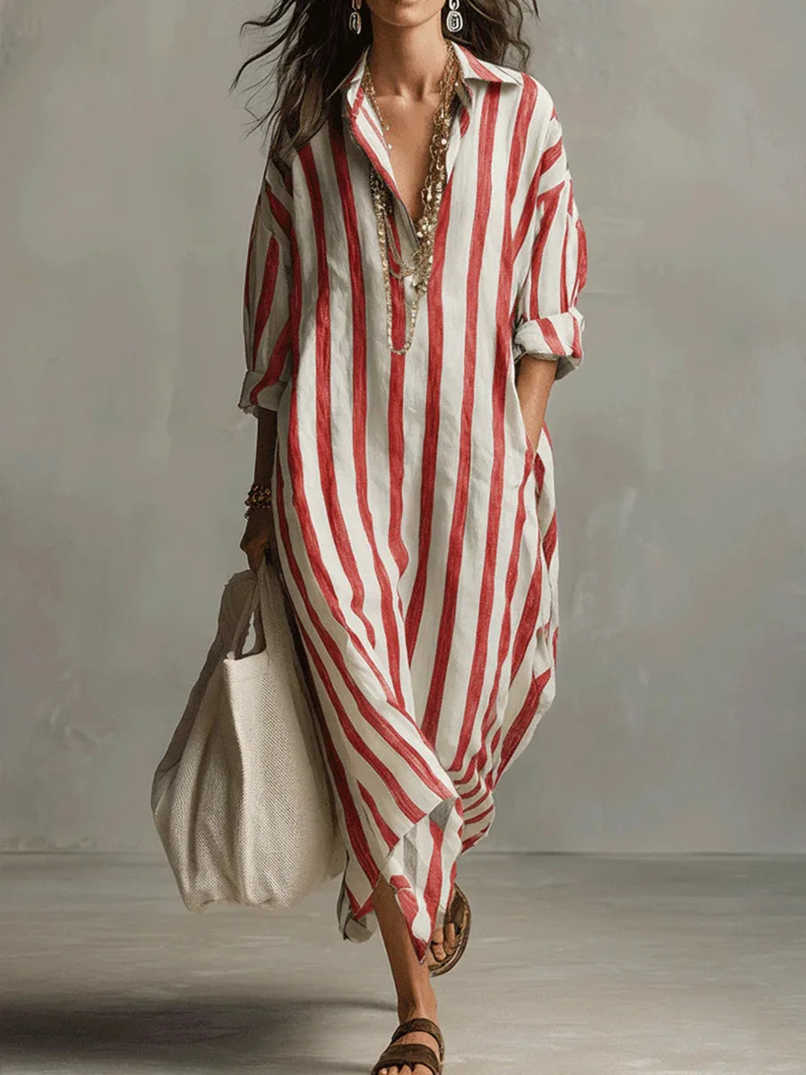 Langes gestreiftes Sommerkleid mit Kragen, ideal als lässiges Strandkleid.