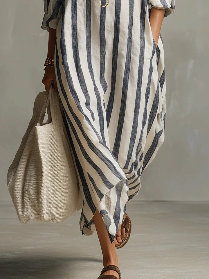 Leichtes, fließendes Damen Sommer Maxikleid, gestreift, mit Kragen und Knöpfen für warme Tage.