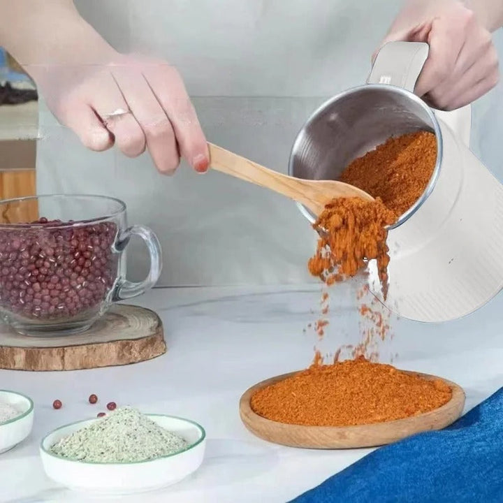 Frisches, feines Mehl strömt aus der elektrischen Getreidemühle, perfekt für gesundes Backen zuhause.