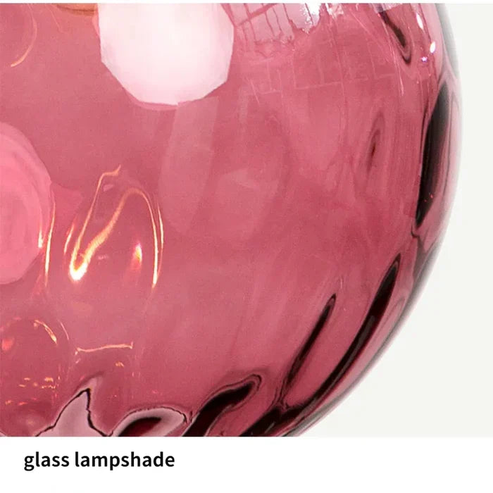 Glaskugel-Hängeleuchte für warmes Licht, moderne Pendellampe. Stilvolle Wohnraum-Beleuchtung, schafft Atmosphäre.