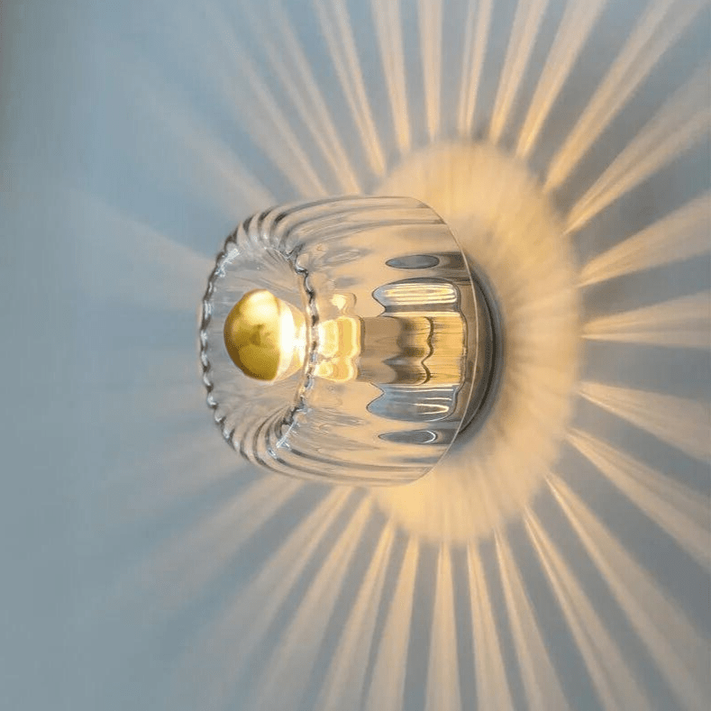 Design-Wandleuchte, skandinavisch & Bauhaus, für Wohnzimmer. Elegante Glas-Metall-Kombination, moderne Beleuchtung.