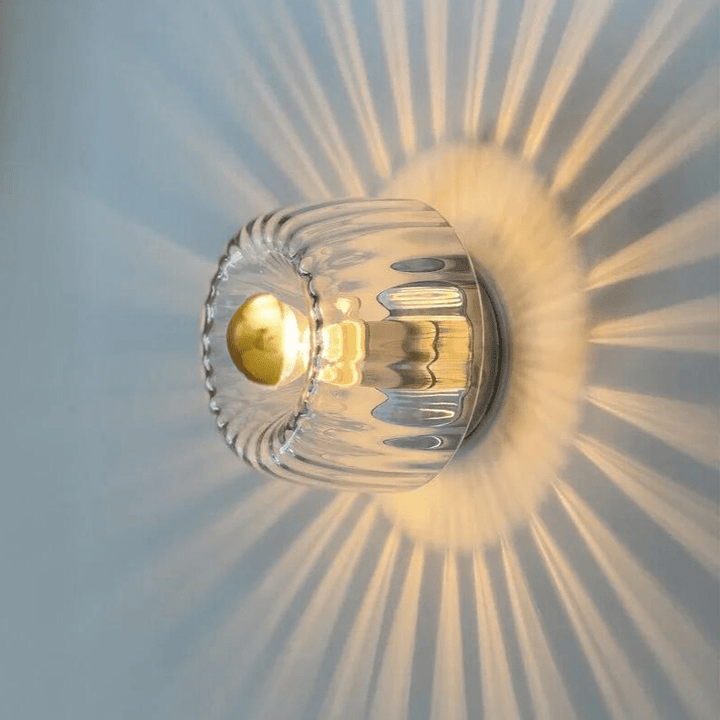 Design-Wandleuchte, skandinavisch & Bauhaus, für Wohnzimmer. Elegante Glas-Metall-Kombination, moderne Beleuchtung.