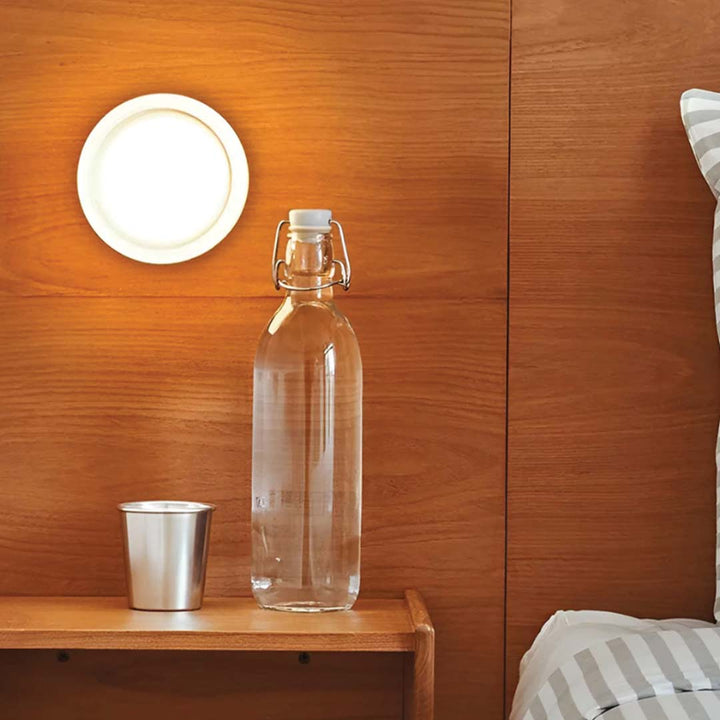 Kompakte LED Beleuchtung für Flur und Treppenhaus, energiesparend, modernes Design.