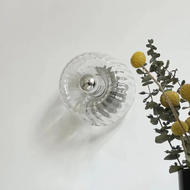 Minimalistische skandinavische Wandlampe, Bauhaus Design aus Metall & Glas, für moderne Innenräume.