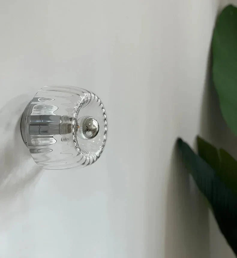 Dekorative Wandlampe im skandinavischen Bauhaus-Stil, mit Glas & Metall, für stilvolle Wohnraum-Beleuchtung.