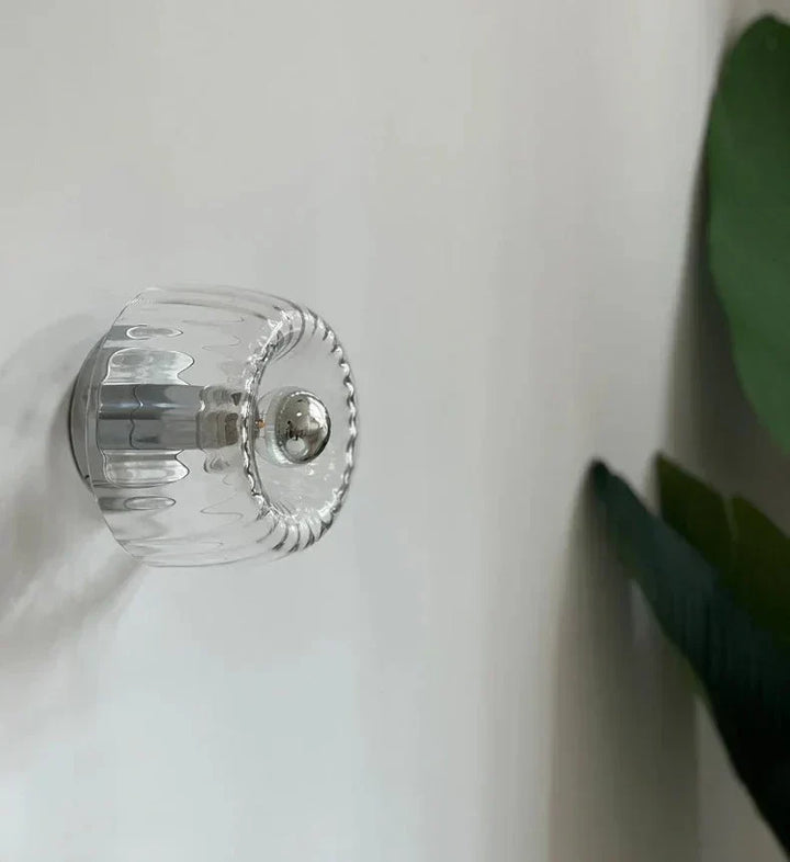 Dekorative Wandlampe im skandinavischen Bauhaus-Stil, mit Glas & Metall, für stilvolle Wohnraum-Beleuchtung.