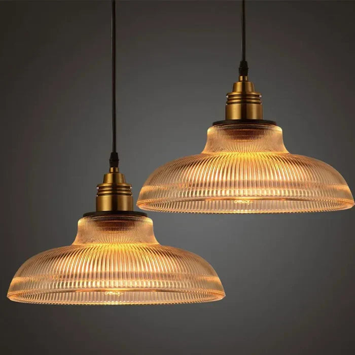 Elegante CrystalLoom Glas-Hängeleuchte. Modernes Design für stilvolle Wohn- & Esszimmerbeleuchtung, warmweißes Licht.