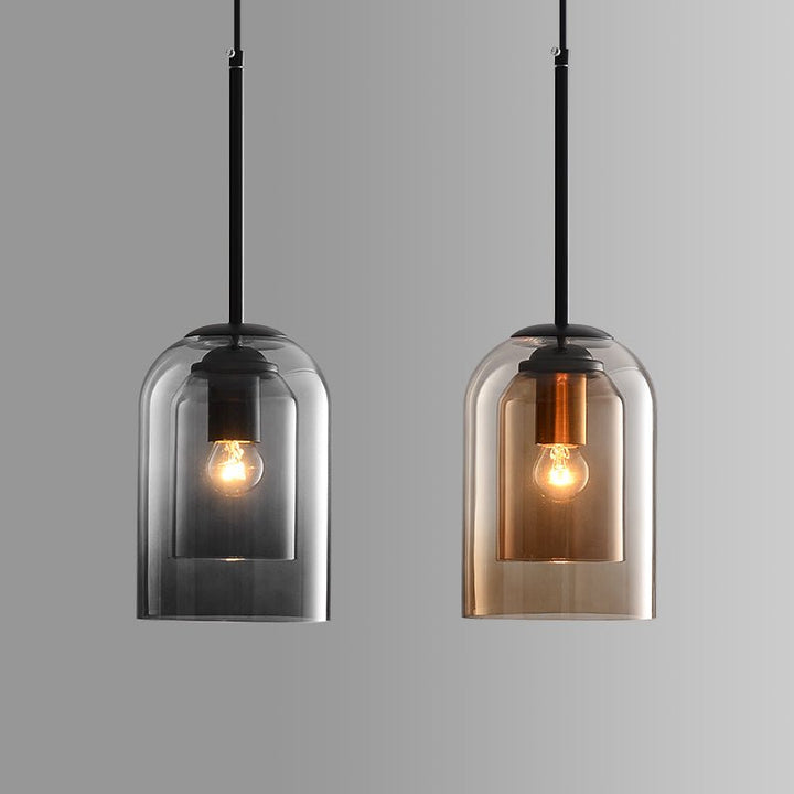 Elegante Doppelglas-Pendelleuchte mit warmer Beleuchtung. Perfekt für Wohnzimmer oder Esszimmer.