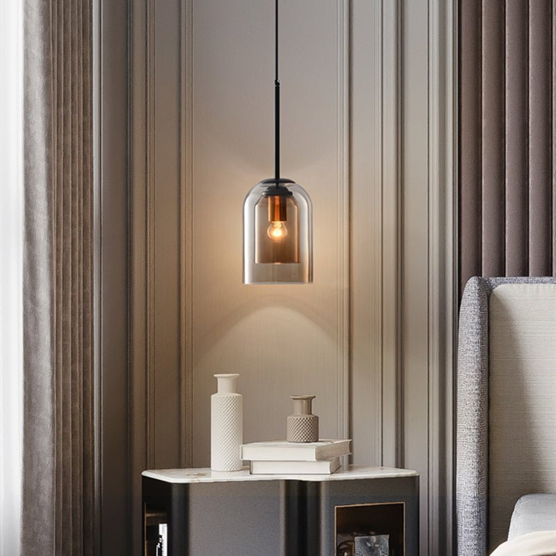 Moderne Deckenlampe: Doppelglas-Design mit rauchgrauem Schirm und warmem Licht. Ideal für zeitlose Innenräume.