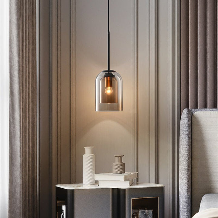 Moderne Deckenlampe: Doppelglas-Design mit rauchgrauem Schirm und warmem Licht. Ideal für zeitlose Innenräume.