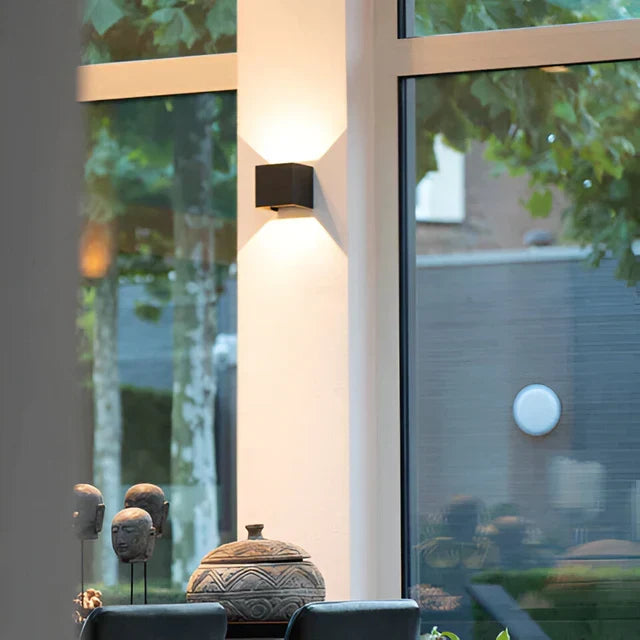 Energieeffiziente kabellose LED Wandleuchte mit Bewegungssensor, angenehmes Licht innen & außen.