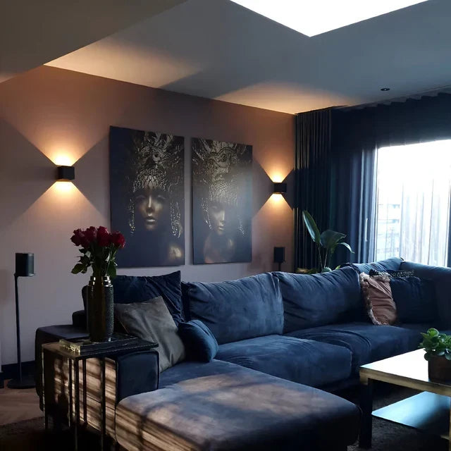 Akkubetriebene kabellose LED Wandleuchte mit Bewegungssensor für flexible Beleuchtung innen & außen.