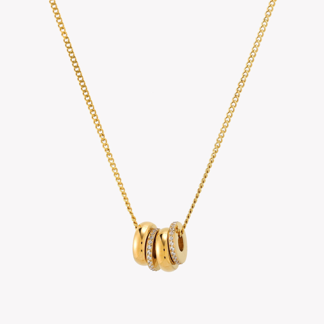 Damen-Halskette mit Zirkon-Anhänger in Gold, elegant getragen. Wasserfest, hypoallergen und ideal für den Alltag.