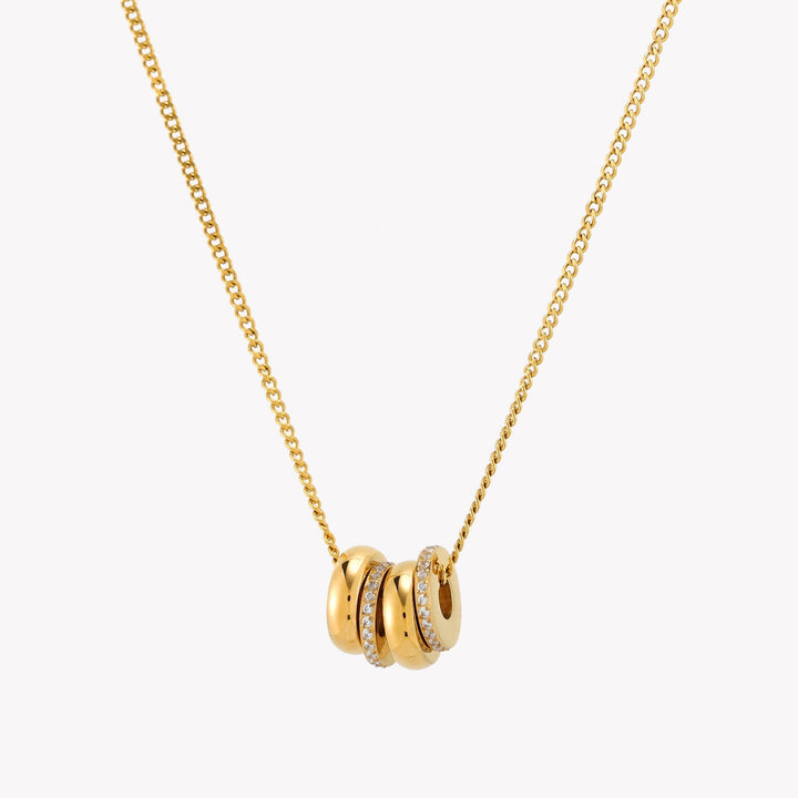 Damen-Halskette mit Zirkon-Anhänger in Gold, elegant getragen. Wasserfest, hypoallergen und ideal für den Alltag.