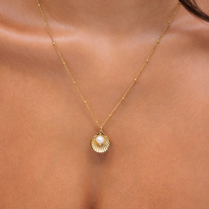 Maritime Damenhalskette in Gold mit Muschel und echtem Süßwasserperlen-Anhänger, PVD-beschichtet.