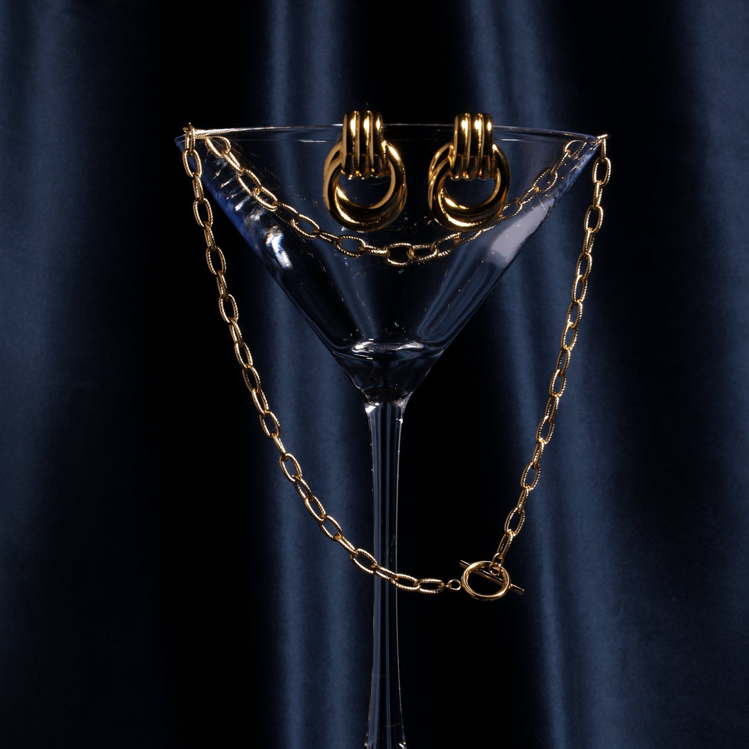 Damen Paperclip Halskette in Gold getragen, minimalistisch, Choker-Länge, perfekt für den Layering-Look.