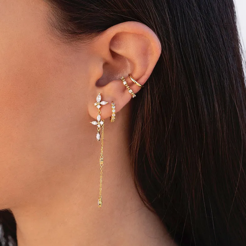 Glänzende Damen Tropfenohrringe mit Zirkonia, vergoldet oder aus Silber, für einen eleganten Anlass.