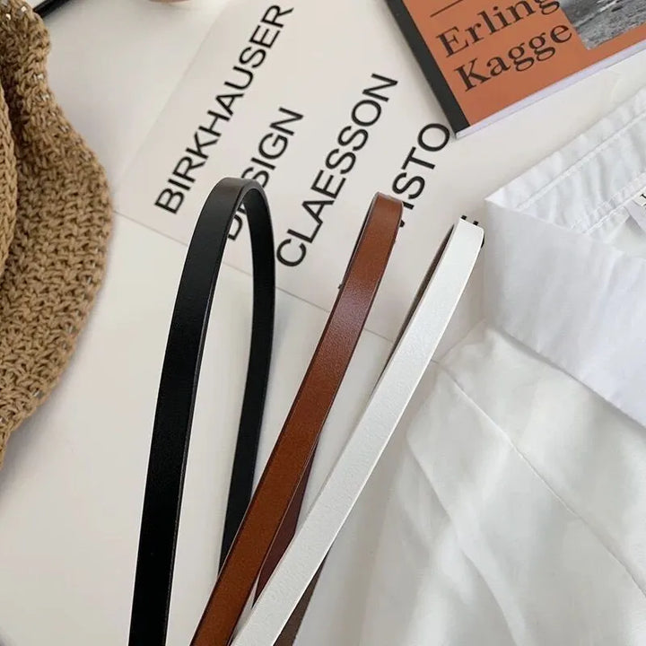 Damen-Accessoire: Gürtel mit goldener Schnalle & Knotenriemen. Stilvoll, verstellbar, perfekt für modebewusste Frauen.
