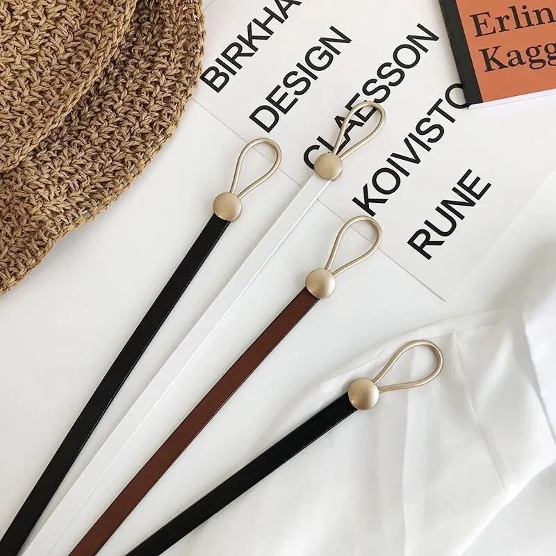 Modischer Damengürtel: Goldene Schnalle, Knotenriemen. Universell einsetzbar, elegantes Accessoire für Frauen.