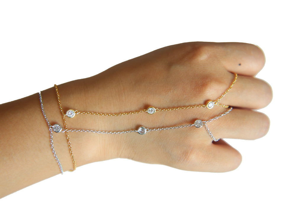 Goldfarbenes elegantes Damenarmband mit funkelnden Kristallen und Fingerring. Edler Modeschmuck für Frauen.