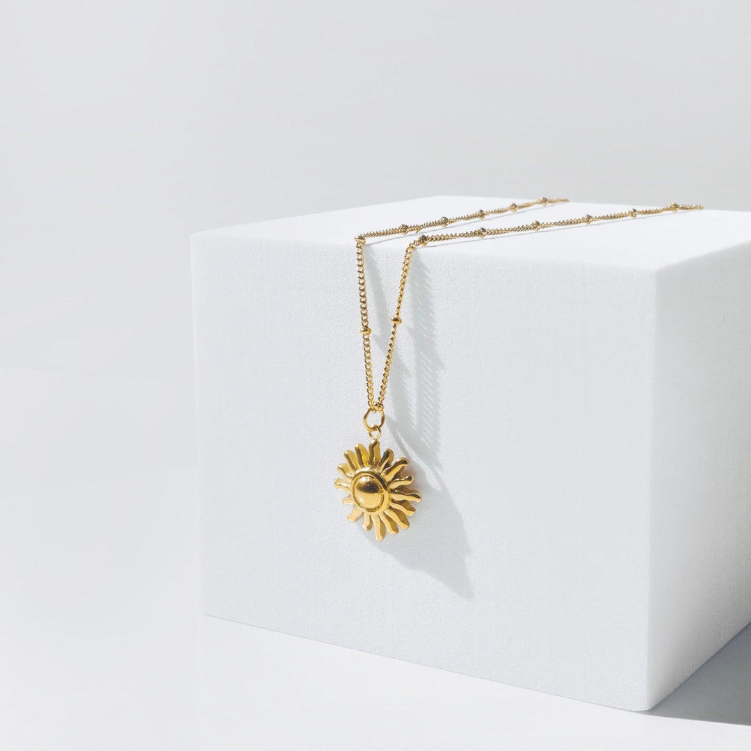 Wasserfeste Damen Edelstahlhalskette mit filigranem Sonnen-Anhänger für stilvollen, langlebigen Schmuck.