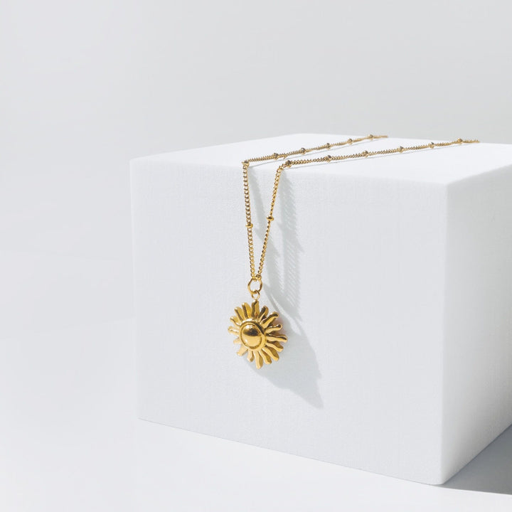 Wasserfeste Damen Edelstahlhalskette mit filigranem Sonnen-Anhänger für stilvollen, langlebigen Schmuck.