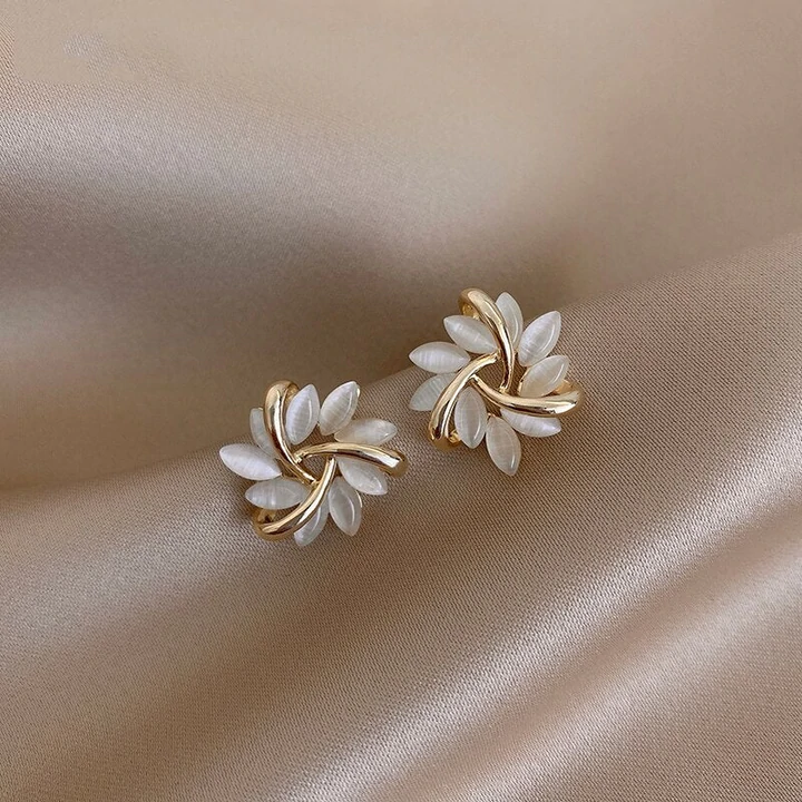 Elegante Damen Opalblüten Ohrstecker, raffinierter Schmuck für jeden Anlass.