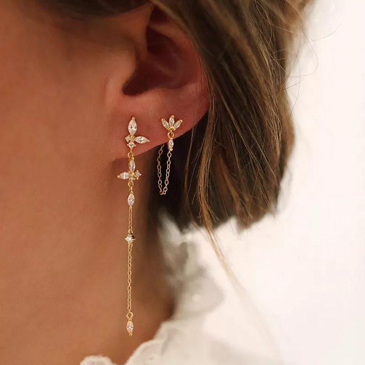 Nahaufnahme eleganter Tropfenohrringe für Damen mit funkelndem Zirkonia Schmuck, vergoldet oder silber.