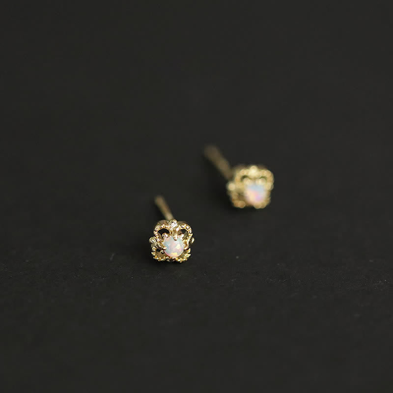 Zierliche Vintage Ohrringe mit Opal: Quadratisch, schimmernd, eleganter Damenschmuck.