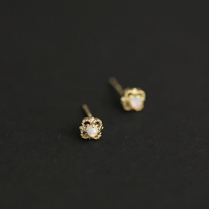 Zierliche Vintage Ohrringe mit Opal: Quadratisch, schimmernd, eleganter Damenschmuck.