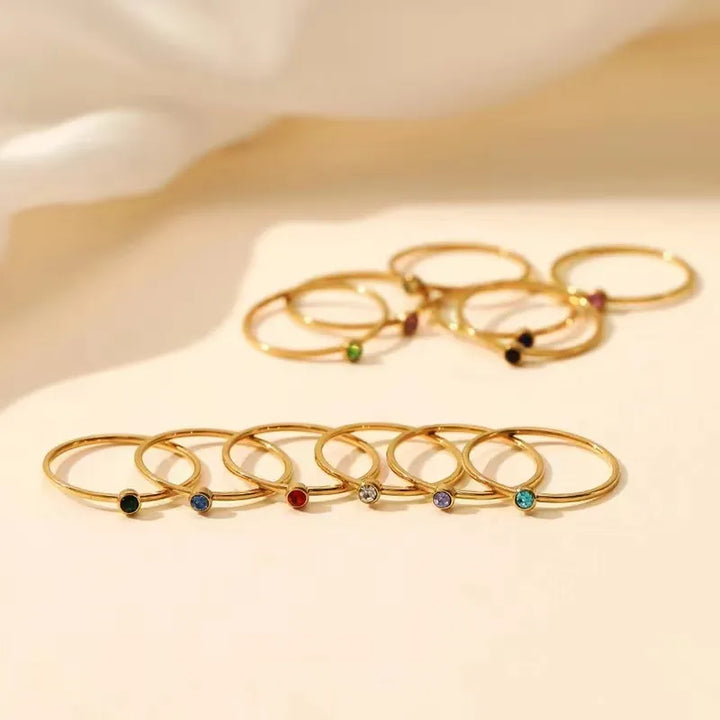Minimalistischer Goldring für Damen, personalisiert mit Geburtsstein, elegantes Monatsschmuckstück, Geschenkidee.