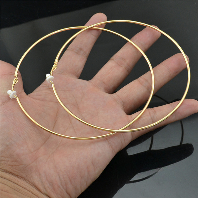 Modische Gold Clip Ohrringe, Piercing-frei, ideal als elegantes Damen-Accessoire für jeden Anlass.