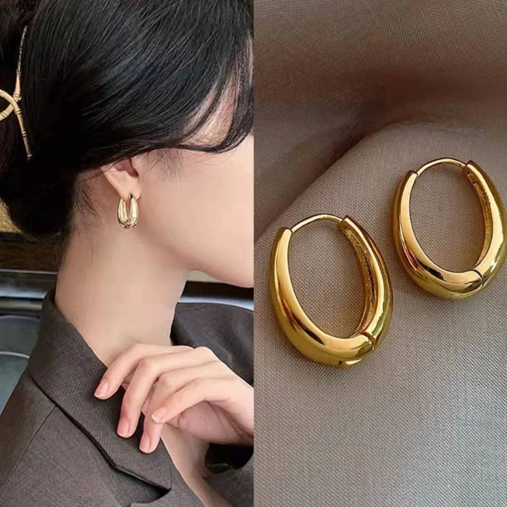 Schlichte, luxuriöse goldene Creolen, klassisch rund. Vergoldeter Edelstahl-Ohrschmuck für Damen, alltagstauglich.