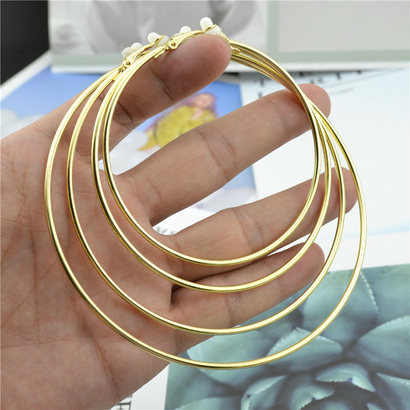 Damen Clip Ohrringe in Gold, kein Piercing nötig, vielseitiges Accessoire für besondere Anlässe.