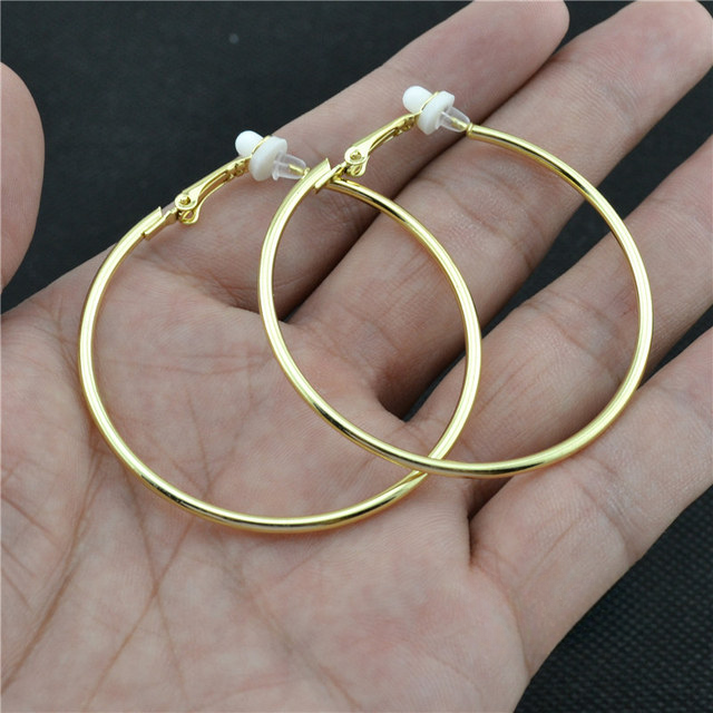 Bequeme Roségold Clip Ohrringe, Damen, ohne Ohrloch, vielseitig kombinierbar mit Outfits.