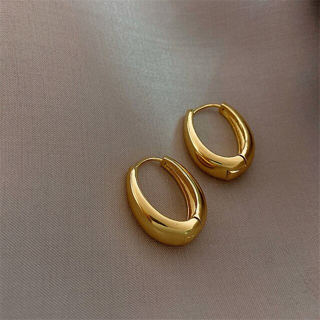 Klassische goldene Creolen für Damen, zeitlos elegant, aus vergoldetem Edelstahl. Perfekter Damenschmuck.
