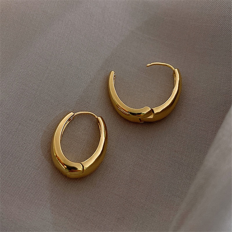 Elegante, runde goldene Creolen, vergoldeter Edelstahl. Zeitloser Ohrschmuck für Damen, vielseitig kombinierbar.