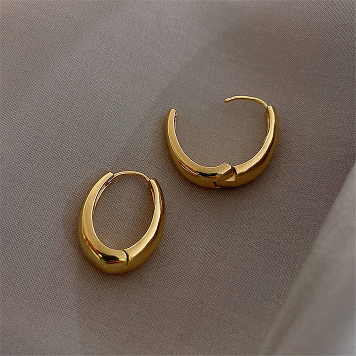 Elegante, runde goldene Creolen, vergoldeter Edelstahl. Zeitloser Ohrschmuck für Damen, vielseitig kombinierbar.