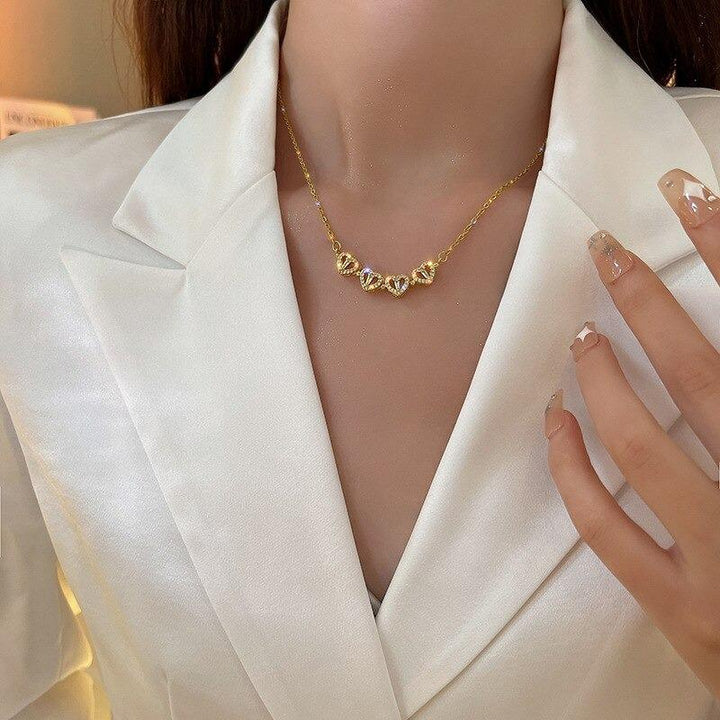 Elegante goldene Kleeblatt-Halskette für Damen. Glücksbringer & stilvolles Damenschmuck Accessoire.