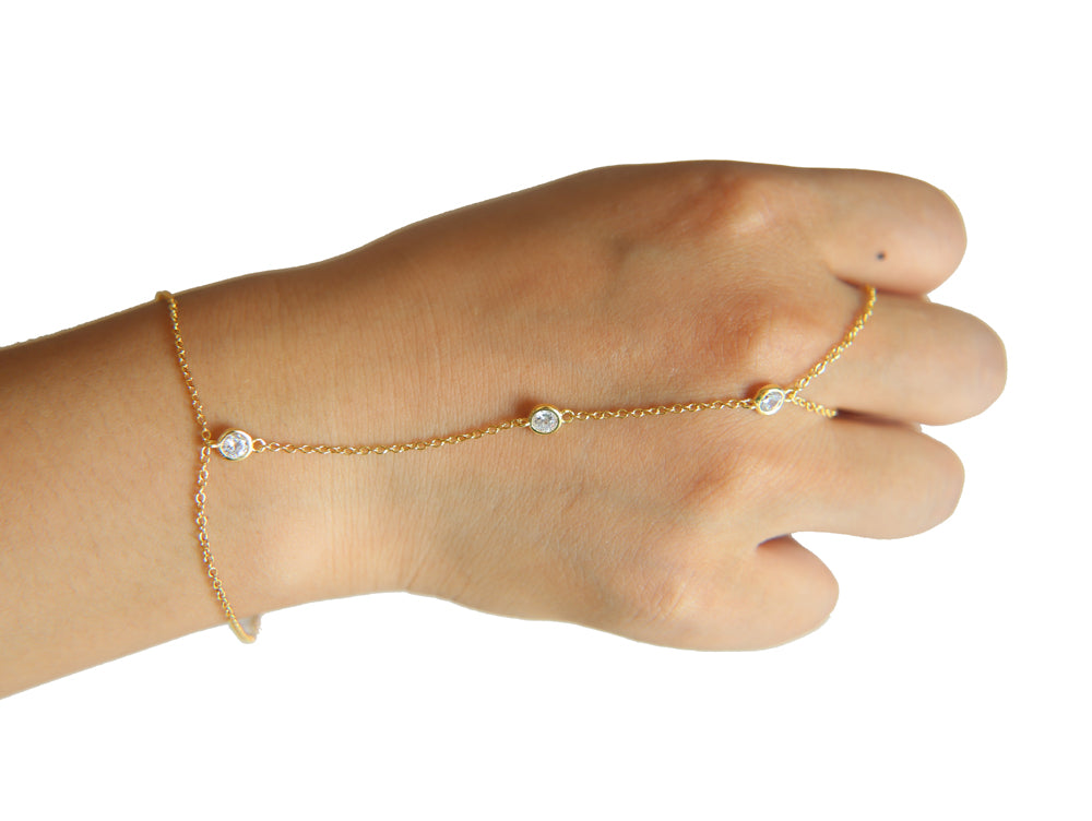 Modernes Damen Kristall Kettenarmband mit Ring. Ein edles Accessoire, vielseitig kombinierbar für jeden Anlass.