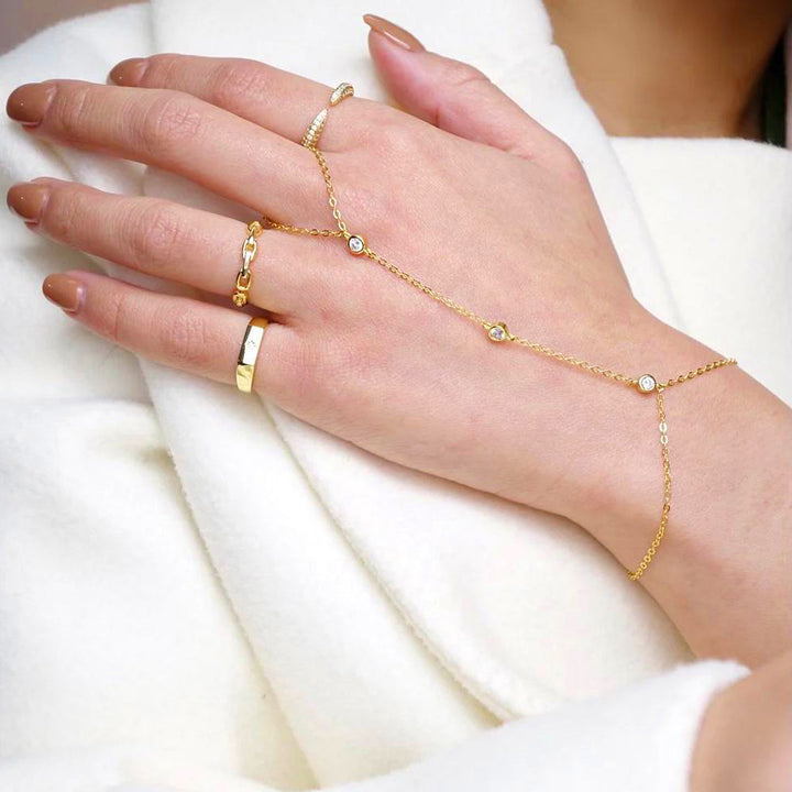 Elegantes Damen Kristall Kettenarmband mit Fingerring, Edelstahl, platinplattiert für glänzenden Modeschmuck.