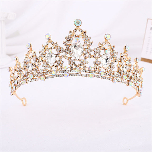Vintage Damenkrone aus Gold mit glitzernden Kristallen, festlicher Haarschmuck.