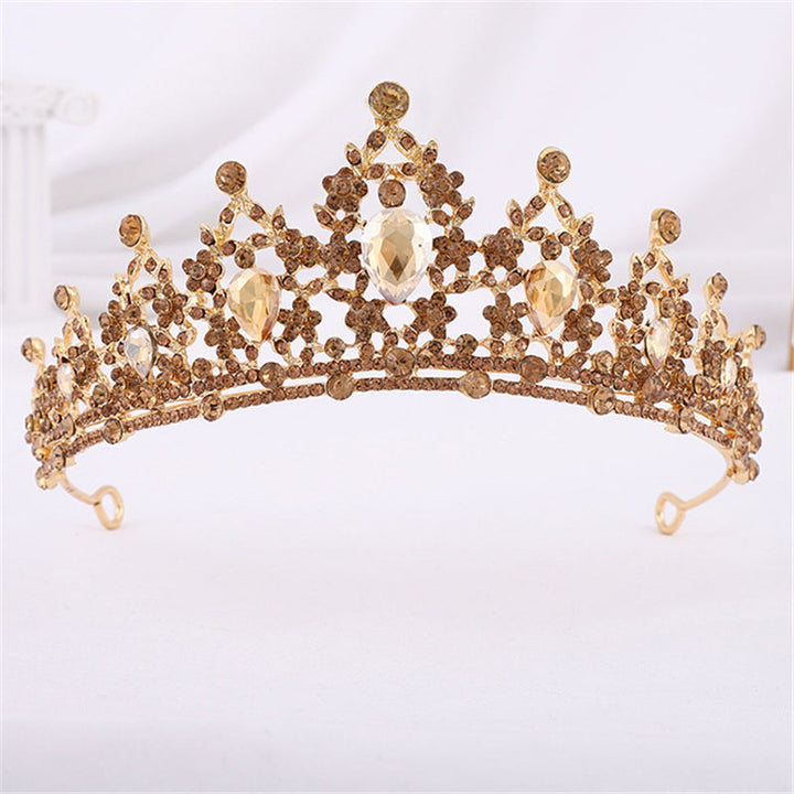 Goldene Damenkrone mit farbigen Kristallen, prächtiger Haarschmuck für festliche Anlässe.