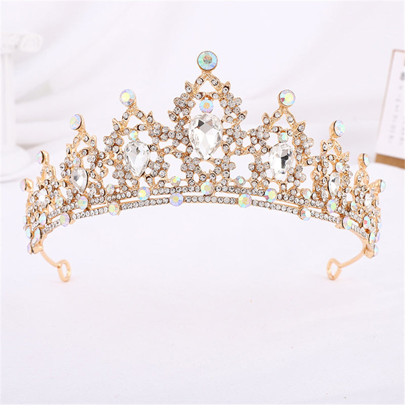 Luxuriöse Gold-Damenkrone, verziert mit farbigen Kristallen, atemberaubender Haarschmuck.