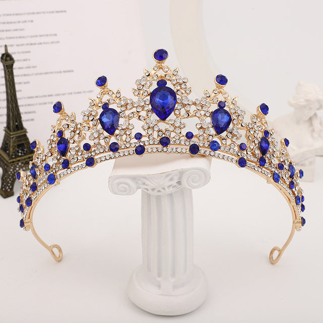 Glitzernde Goldkrone mit farbigen Edelsteinen, perfekter Haarschmuck für besondere Anlässe.