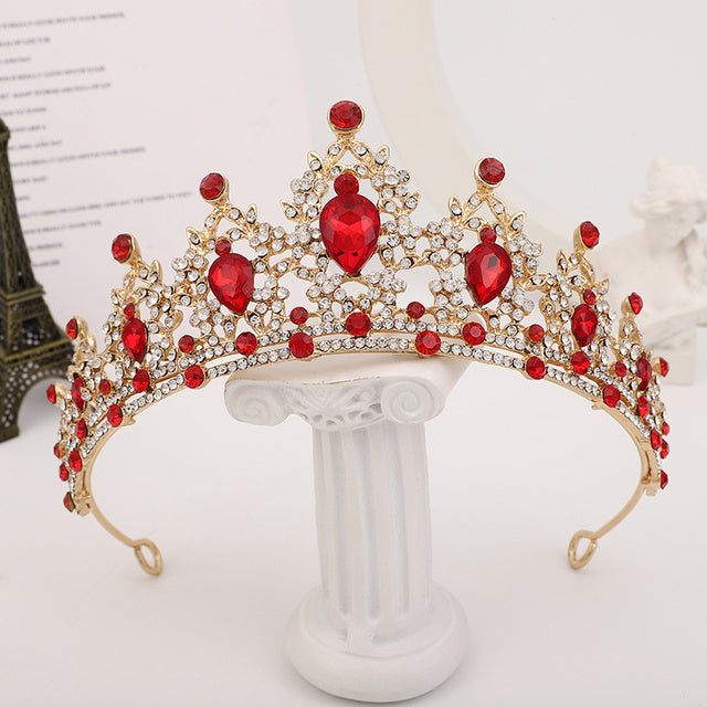Elegante Kristallkrone in Gold & leuchtenden Farben, idealer Hochzeitsschmuck für die Braut.