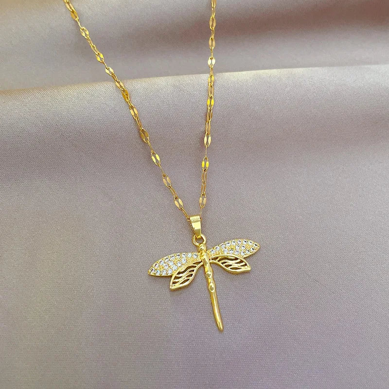Damen goldene Libellen-Halskette mit funkelnden Kristallen, zarter Halsschmuck. Eleganter Damenschmuck.