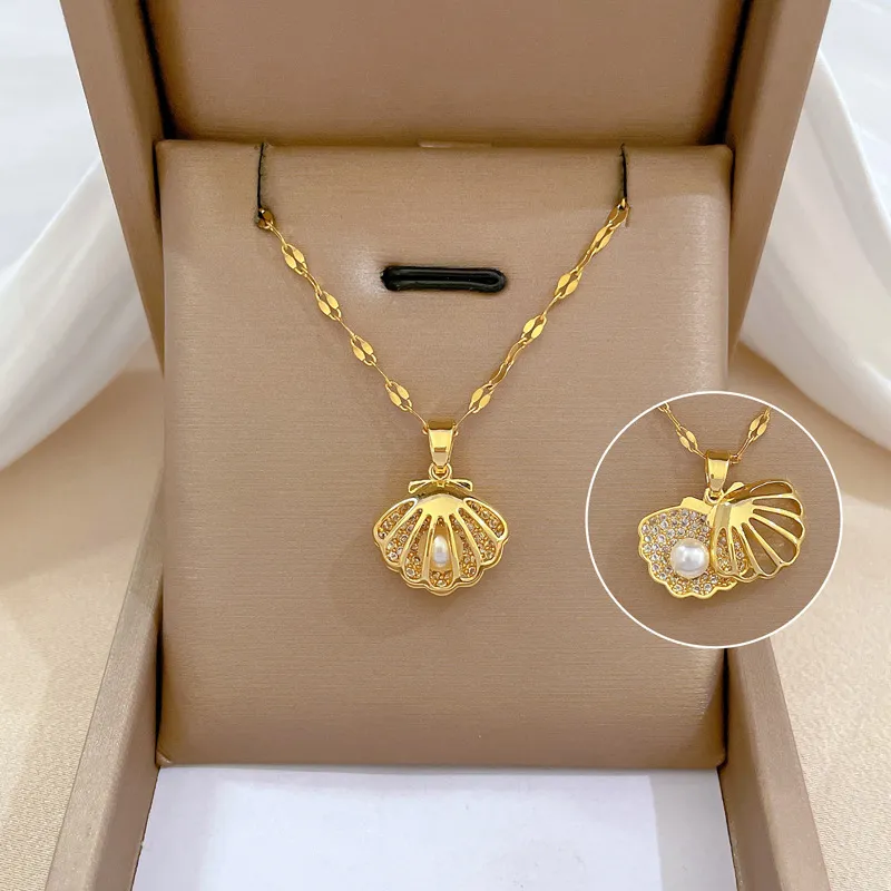 Elegante Damen Perlenkette mit schimmerndem Muschelanhänger aus Edelstahl für einen maritimen Look.