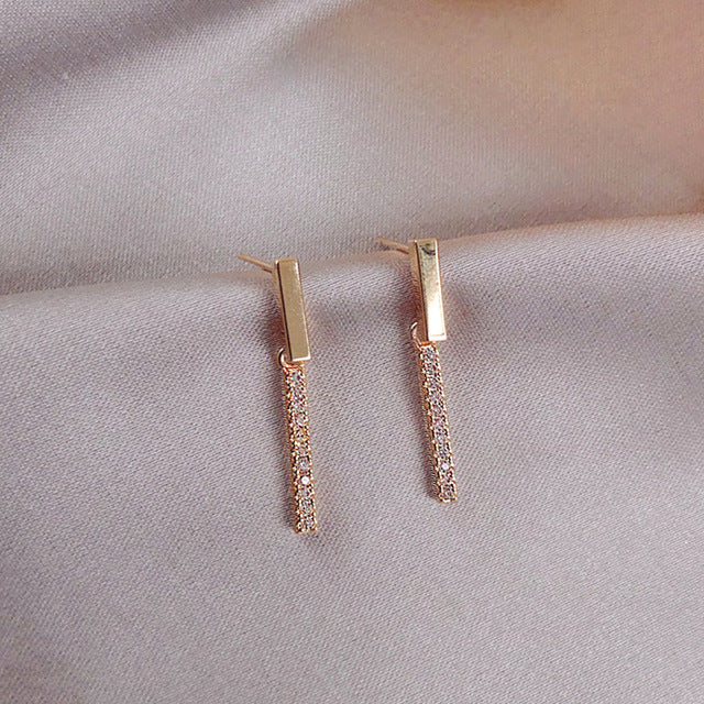 Einzigartige Einhorn Damenohrringe mit Zirkonia. Trendiger Schmuck für Fantasy-Fans.